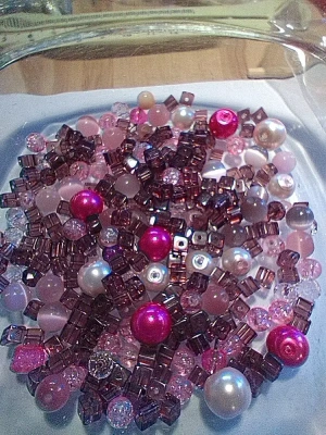 80 g de perles en verre rosées mélangées — image 2