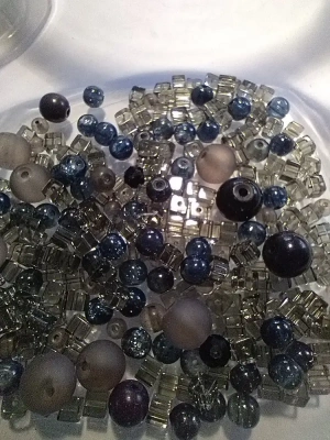 60 g de perles en verre noires grises mélangées — image 2