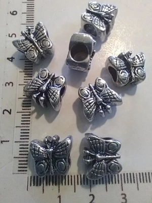 4 breloques papillon en métal argenté — image 2