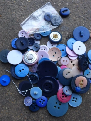 lot de 69 boutons — image 1