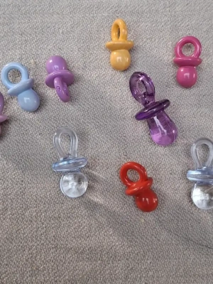 Lot 9 breloques tétines couleurs et tailles variées — image 1