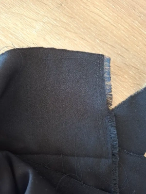 Crêpe noir légèrement satinée — image 2