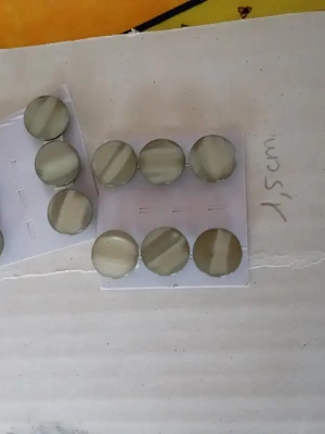 lot de boutons kaki de 1,5cms de diamètre — image 1