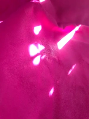 Peau de cuir de vache rose fuchsia – 230 × 77 cm – Couture & maroquinerie — image 3