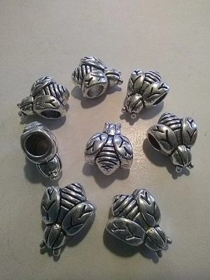 5 breloques abeille en métal argenté — image 1