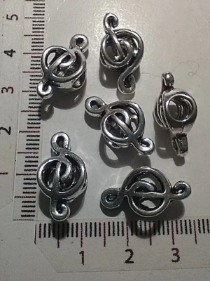4 breloques clé de sol en métal argenté — image 2