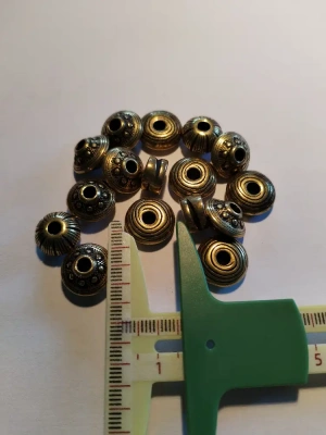 15 jolies perles dorées en plastique — image 2