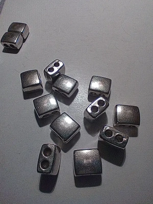 6 perles carré en métal argenté — image 1