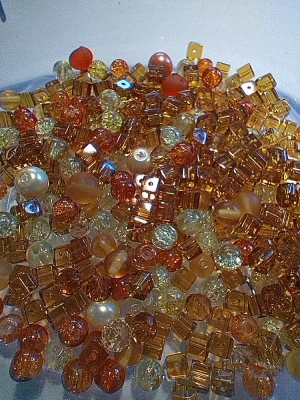 60 g de perles en verre jaune orange mélangées — image 2