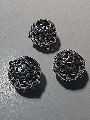 2 breloques mandala en métal argenté — image 1