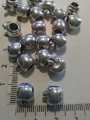10 breloques pomme en métal argenté — image 2
