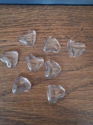 Lot 8 cabochons en verre forme petits cœurs — image 1