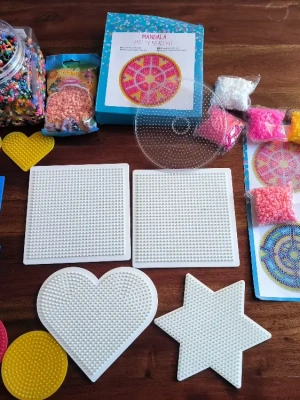 Gros lot de perle à repasser plus 11 supports — image 1