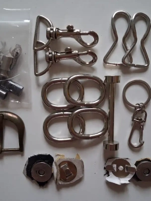 Lot de boucles et attaches diverses en métal — image 1