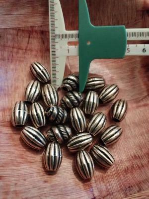 Lot de 20 jolies perles dorées en plastique — image 1