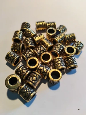 25 jolies perles dorées en plastique — image 1