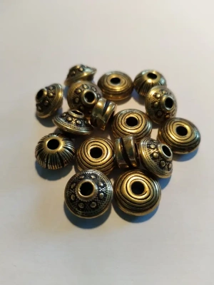 15 jolies perles dorées en plastique — image 1