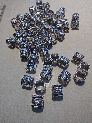 15 breloques perle tube coeurs ajourés en métal argenté — image 1