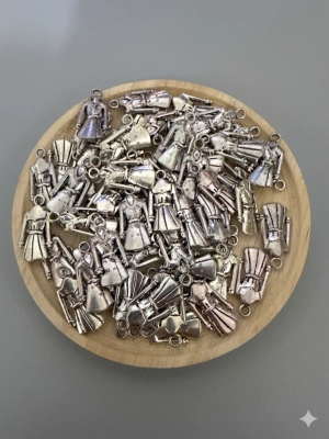 Lot de 60 breloques manteaux argentées — image 1