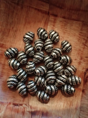 Lot de 30 jolies perles argentées en plastique — image 1
