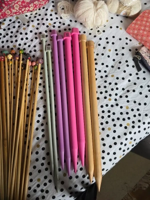 Sac à aiguiller avec 11 paires aiguilles bois de rose+11 paires d'aiguilles boucles décorées +3 paires pour grosses laines large