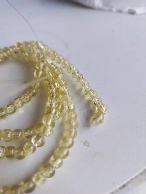 Lot de 200 perles en verre craquelé jaune pâle — image 1
