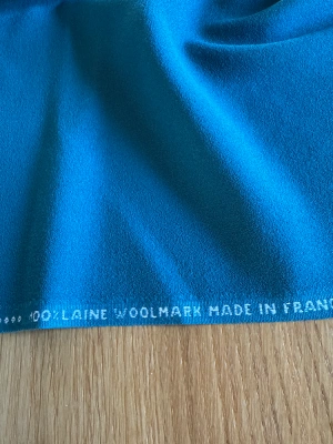 1m20 x 1m36 crêpe de laine bleu canard 100 % laine mini