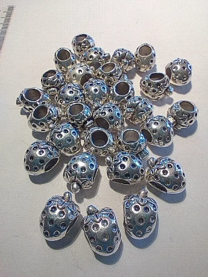 10 breloques fraise en métal argenté — image 1