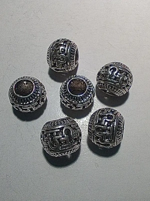 2 breloques ohm en métal argenté — image 1