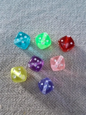 Lot 7 perles en plastique forme dés couleurs assorties — image 1