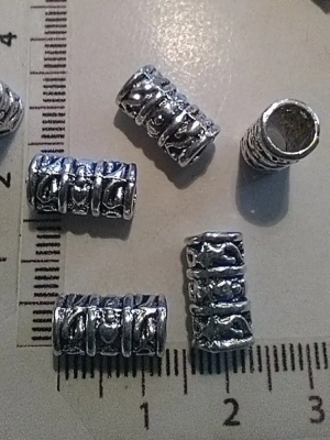 10 breloques tube decoré en métal argenté — image 2