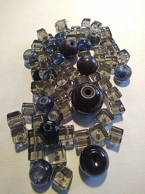 60 g de perles en verre noires grises mélangées — image 1
