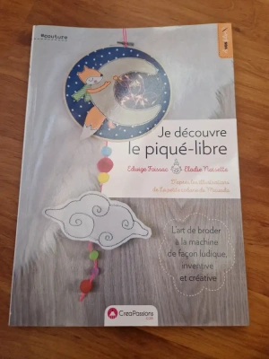 Lot livre le piqué + formes brodés sur tissu — image 1