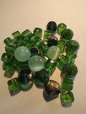 80 g de perles en verre vertes mélangées — image 1