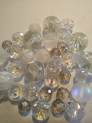 100 g de perles en verre blanches mélangées — image 1