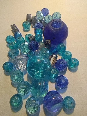 100 g de perles en verre bleues mélangées — image 1