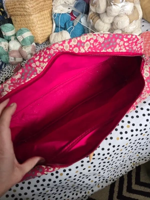 Sac à aiguiller avec 11 paires aiguilles bois de rose+11 paires d'aiguilles boucles décorées +3 paires pour grosses laines large