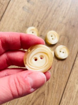 Lot 6 boutons vintage beige — image 1