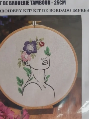 Kit broderie sur cadre femme et fleurs — image 3