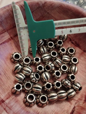 Lot de 35 jolies perles dorées en plastique — image 1