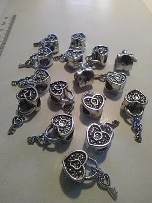 5 breloques coeur cadena en métal argenté — image 1
