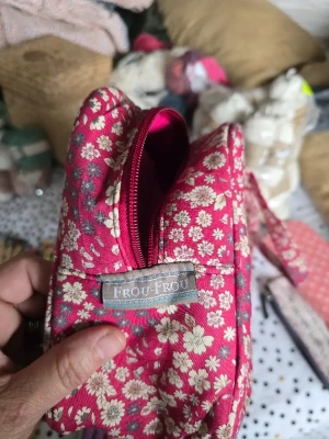 Sac à aiguiller avec 11 paires aiguilles bois de rose+11 paires d'aiguilles boucles décorées +3 paires pour grosses laines large