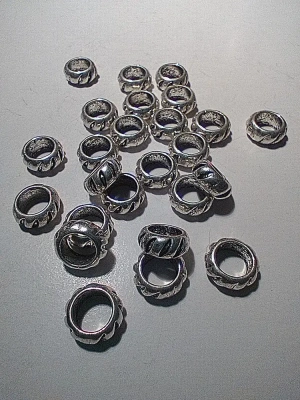 10 breloques anneau strié en métal argenté — image 1
