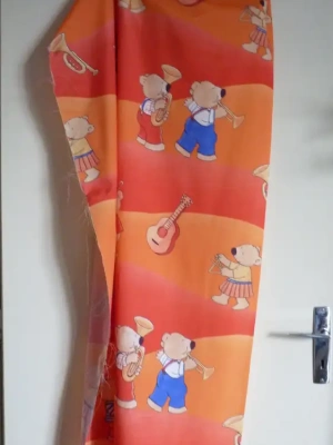 Tissu motif clown 150 x 73 cm orange — image 1