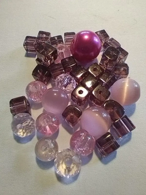 80 g de perles en verre rosées mélangées — image 1