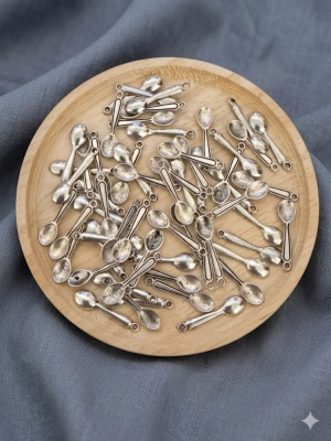 Lot de 60 breloques cuillères argentées — image 1