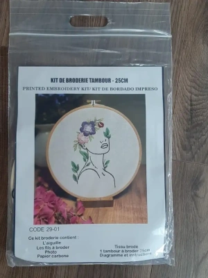 Kit broderie sur cadre femme et fleurs — image 1