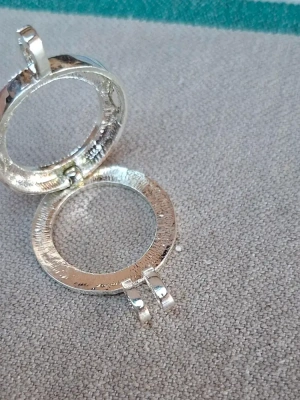 Pendentif Médaillon métal argenté et strass 36mm x 28mm — image 4