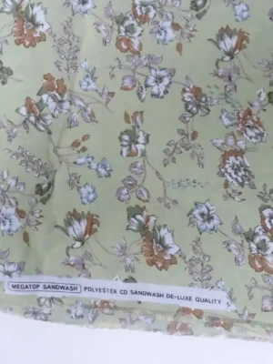 Grand coupon de tissu polyester infroissable vert fleuri 4 mètres — image 2