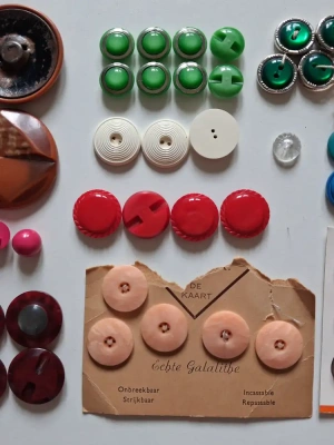Lot de boutons vintages colorés — image 1